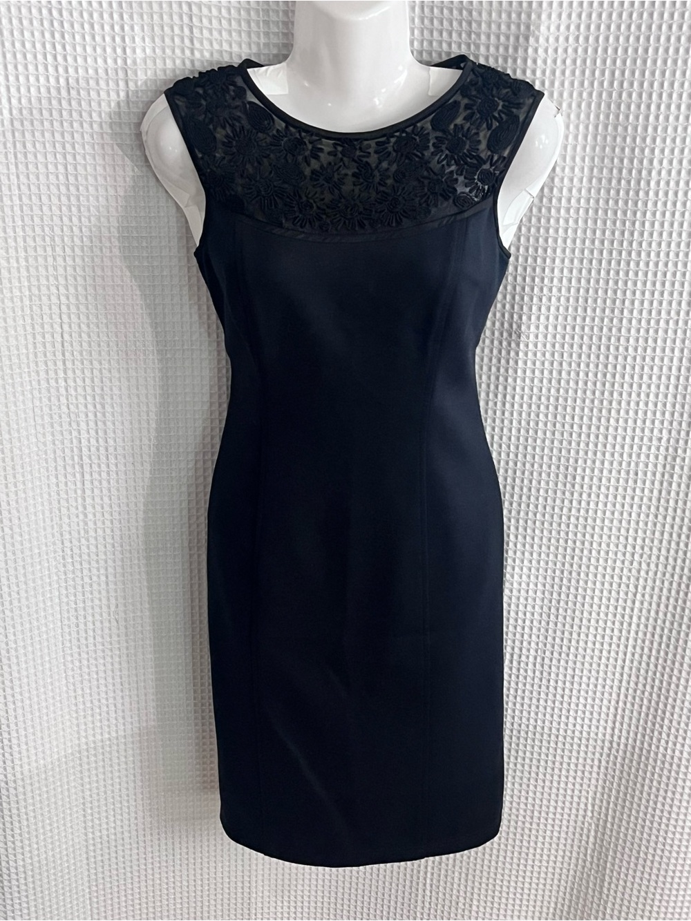 Kay Unger Navy Sleeveless Sheath Dress with Floral Lace Yoke size 2